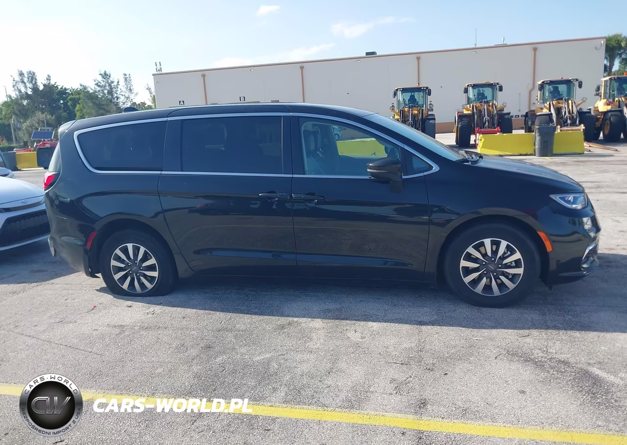 2023 Chrysler Pacifica Hybrid Touring L VIN:2C4RC1L71PR626282 - 14