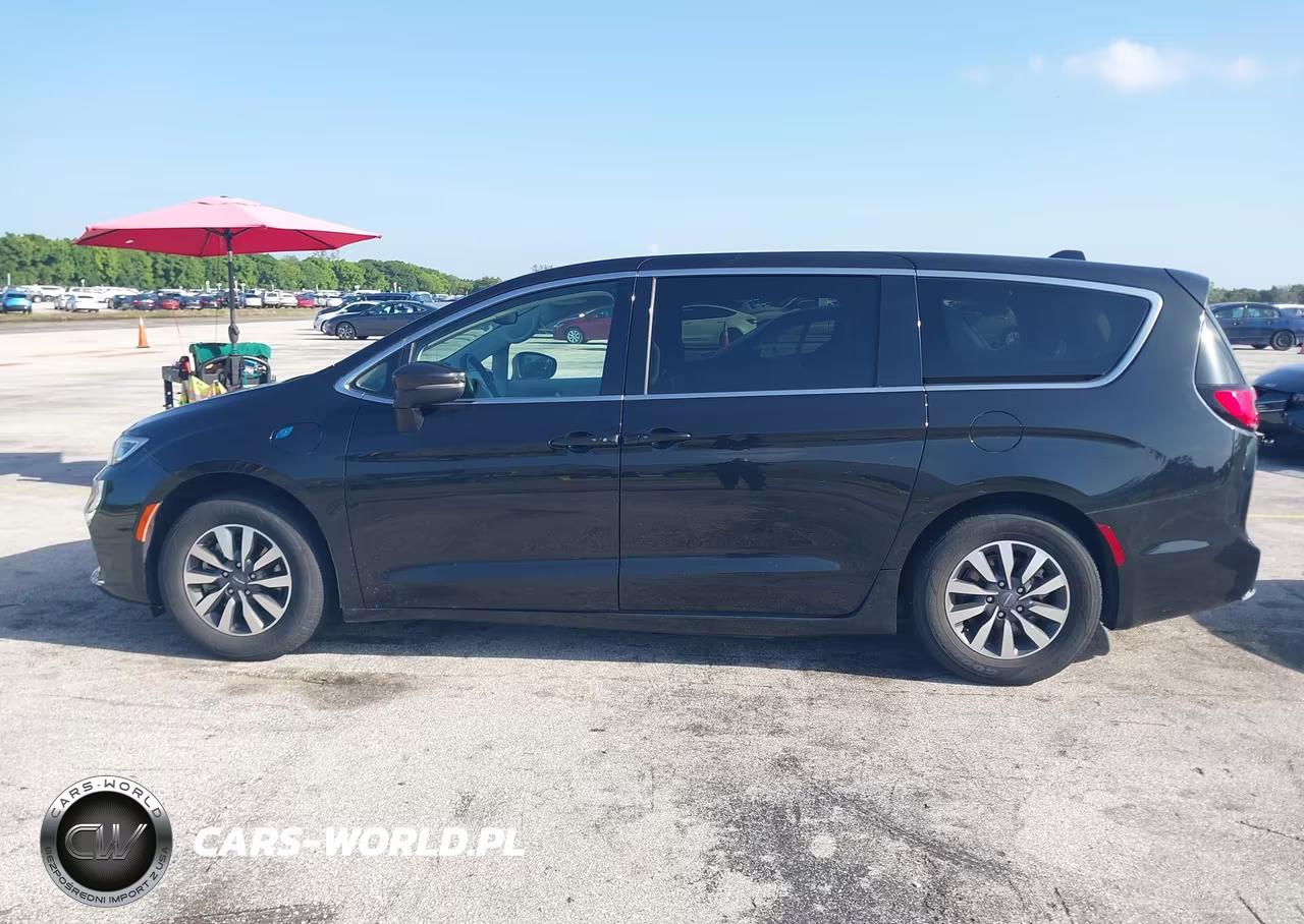 2023 Chrysler Pacifica Hybrid Touring L VIN:2C4RC1L71PR626282 - 15