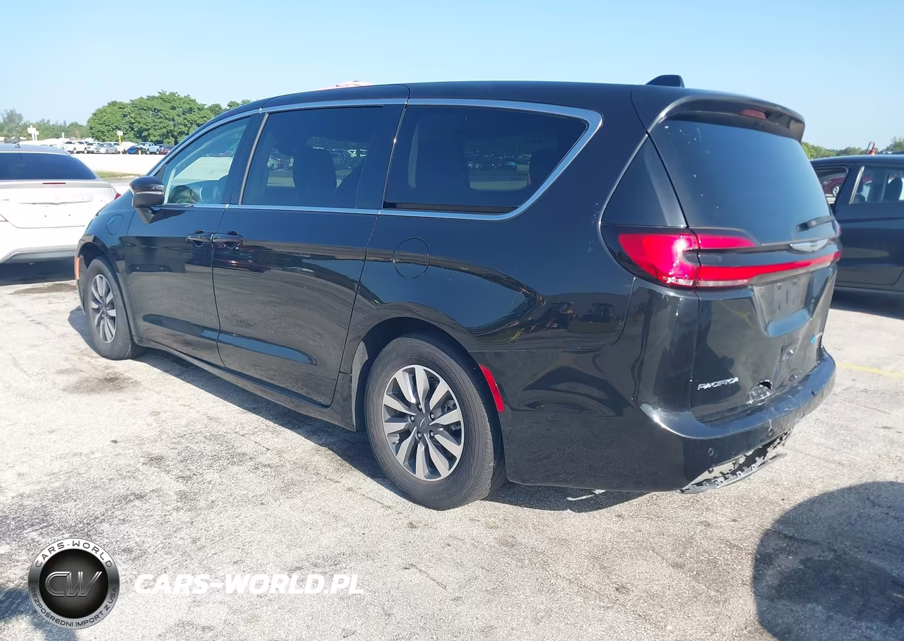 2023 Chrysler Pacifica Hybrid Touring L VIN:2C4RC1L71PR626282 - 3