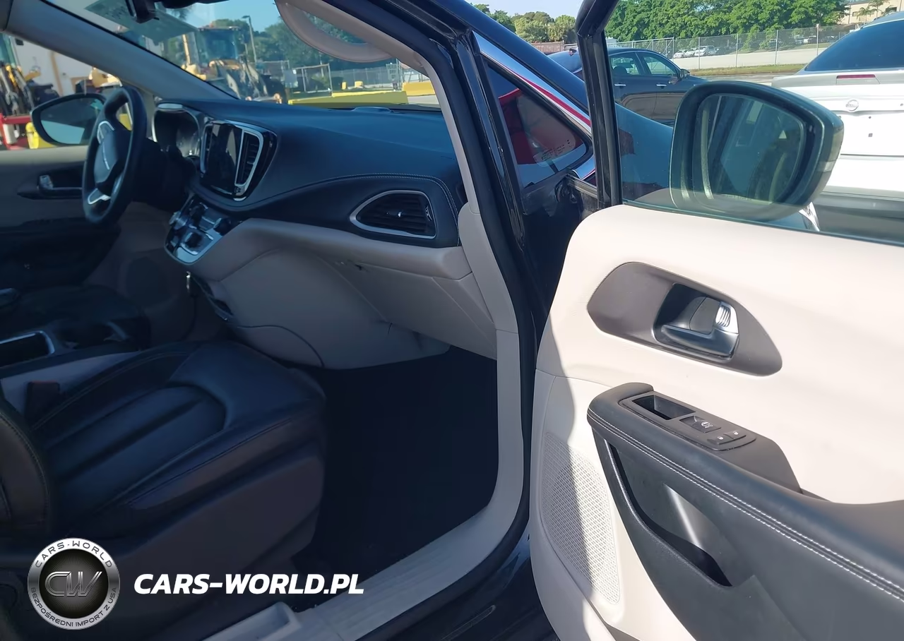 2023 Chrysler Pacifica Hybrid Touring L VIN:2C4RC1L71PR626282 - 5