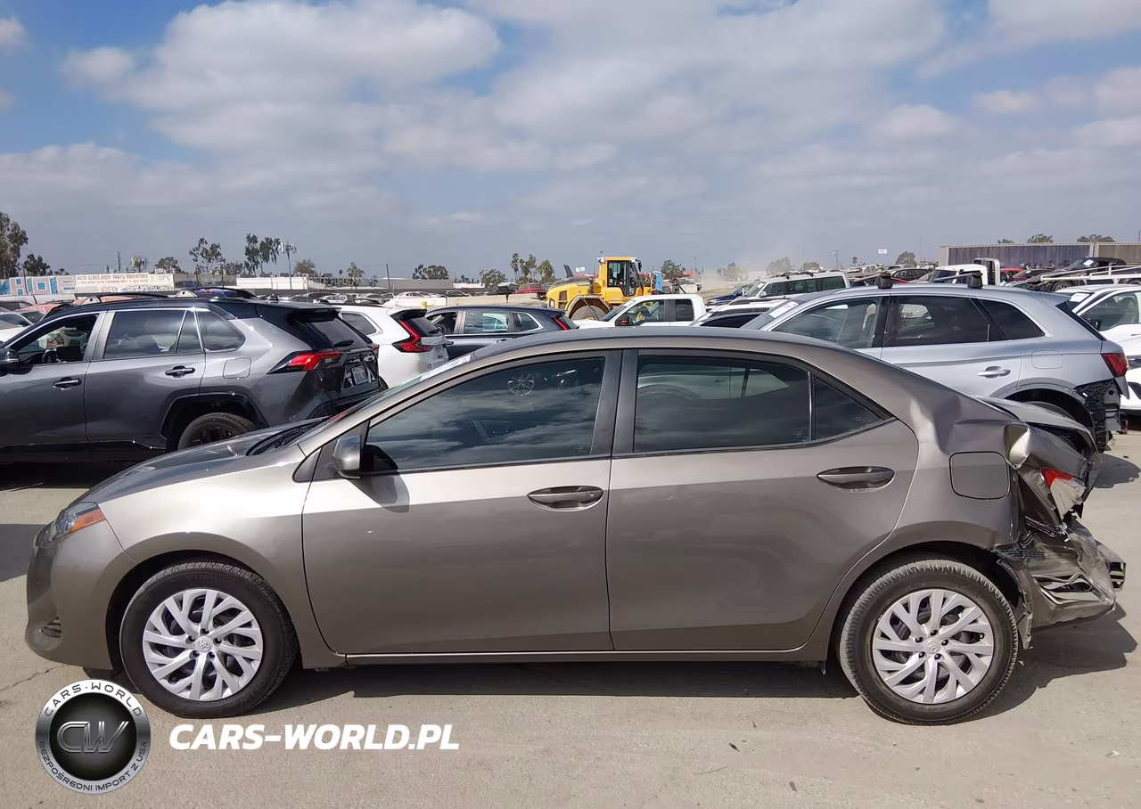 2018 Toyota Corolla Le VIN:5YFBURHE5JP813374 - 14