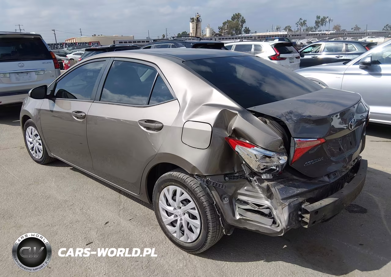 2018 Toyota Corolla Le VIN:5YFBURHE5JP813374 - 3