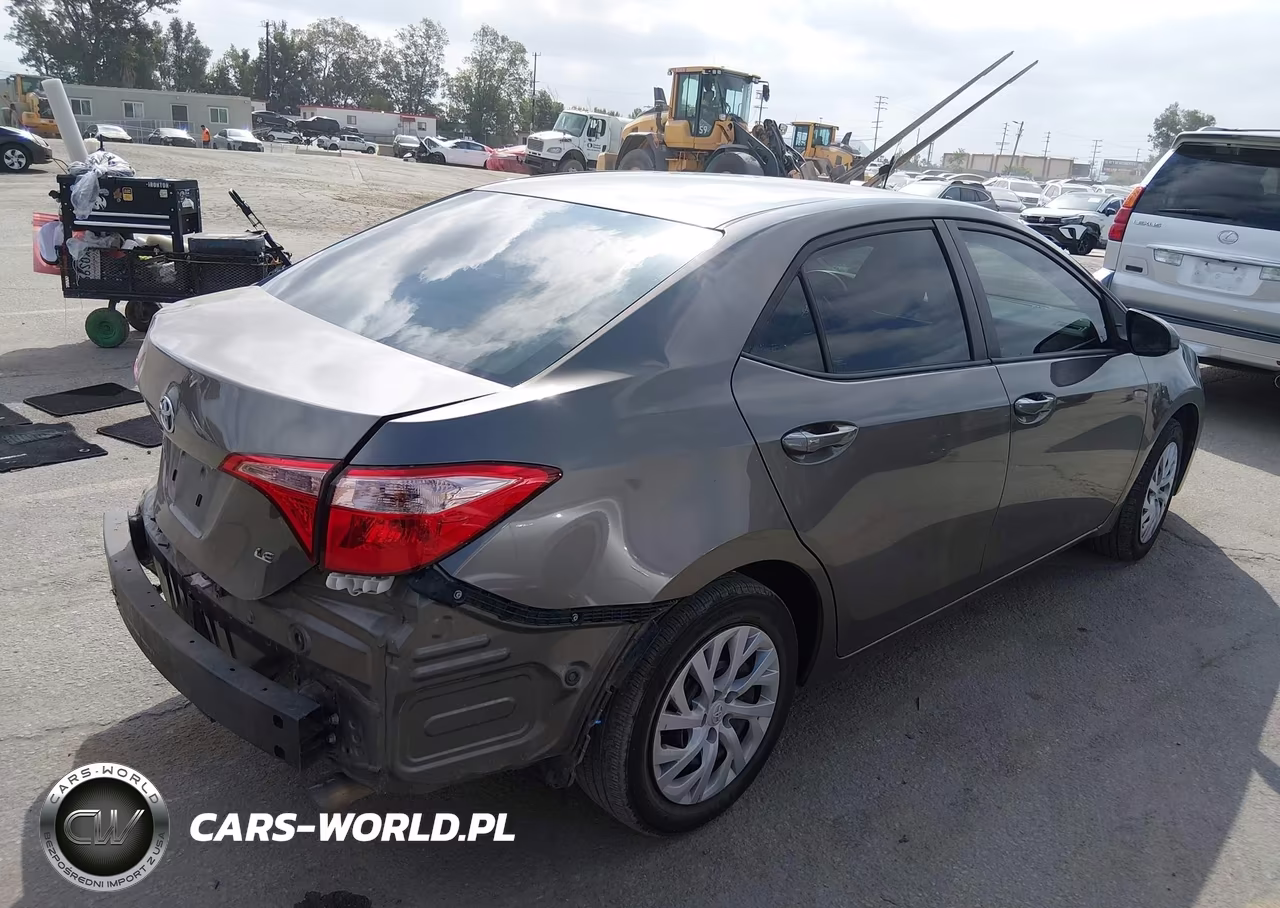 2018 Toyota Corolla Le VIN:5YFBURHE5JP813374 - 4
