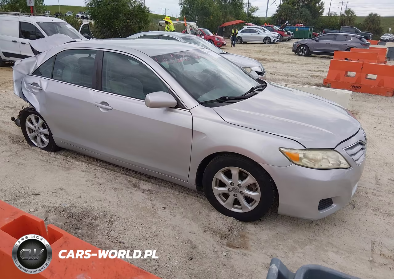 2011 Toyota Camry Le – zdjęcie 1 z 16