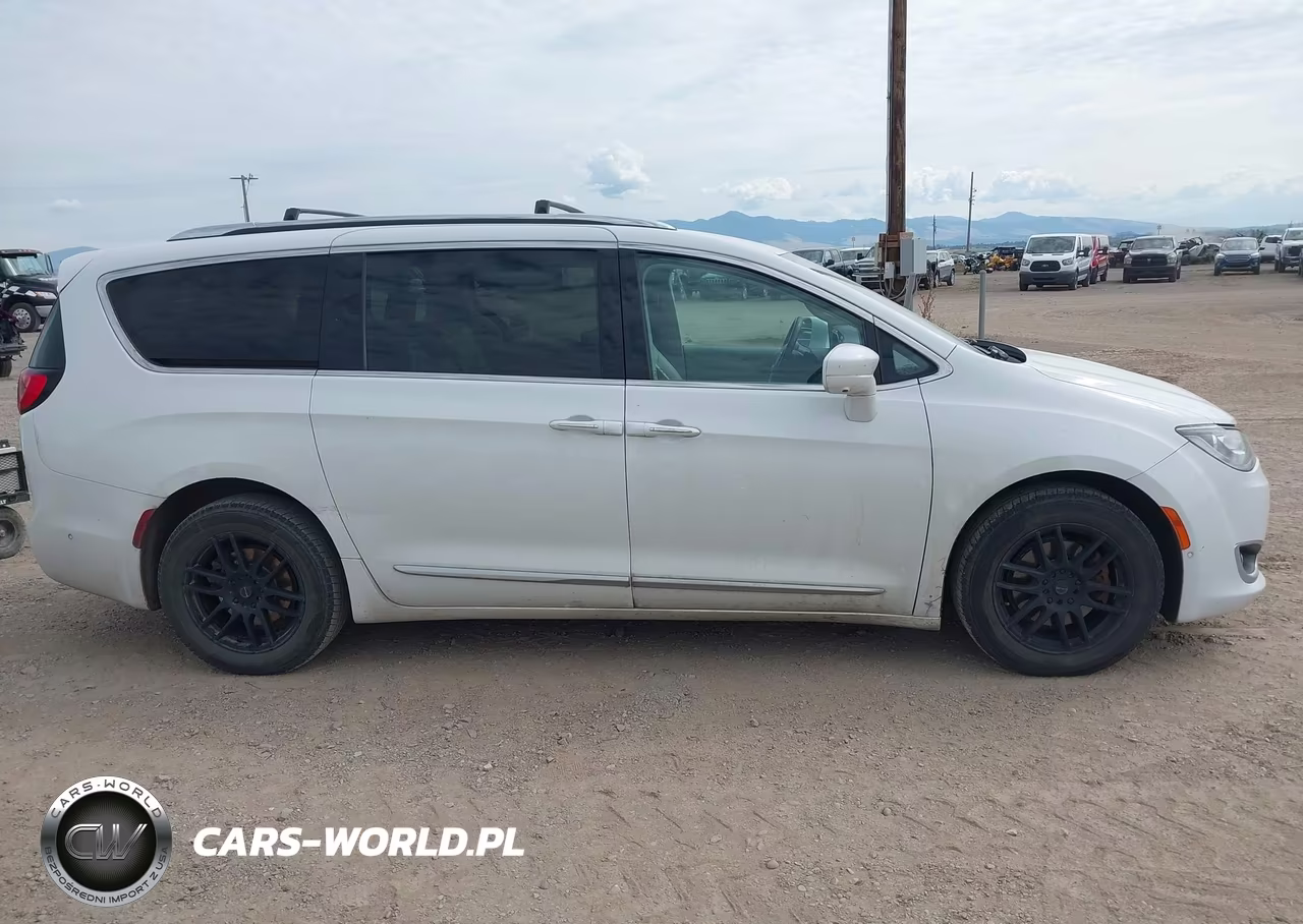 2017 Chrysler Pacifica Touring-L Plus VIN:2C4RC1EG7HR506176 - 13