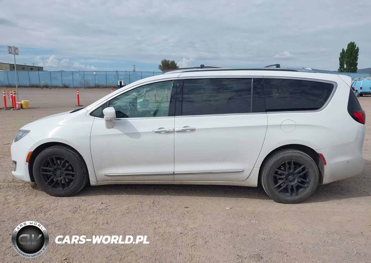 2017 Chrysler Pacifica Touring-L Plus VIN:2C4RC1EG7HR506176 - 14
