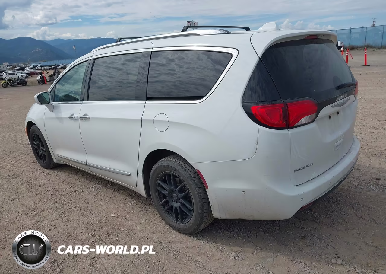 2017 Chrysler Pacifica Touring-L Plus VIN:2C4RC1EG7HR506176 - 3