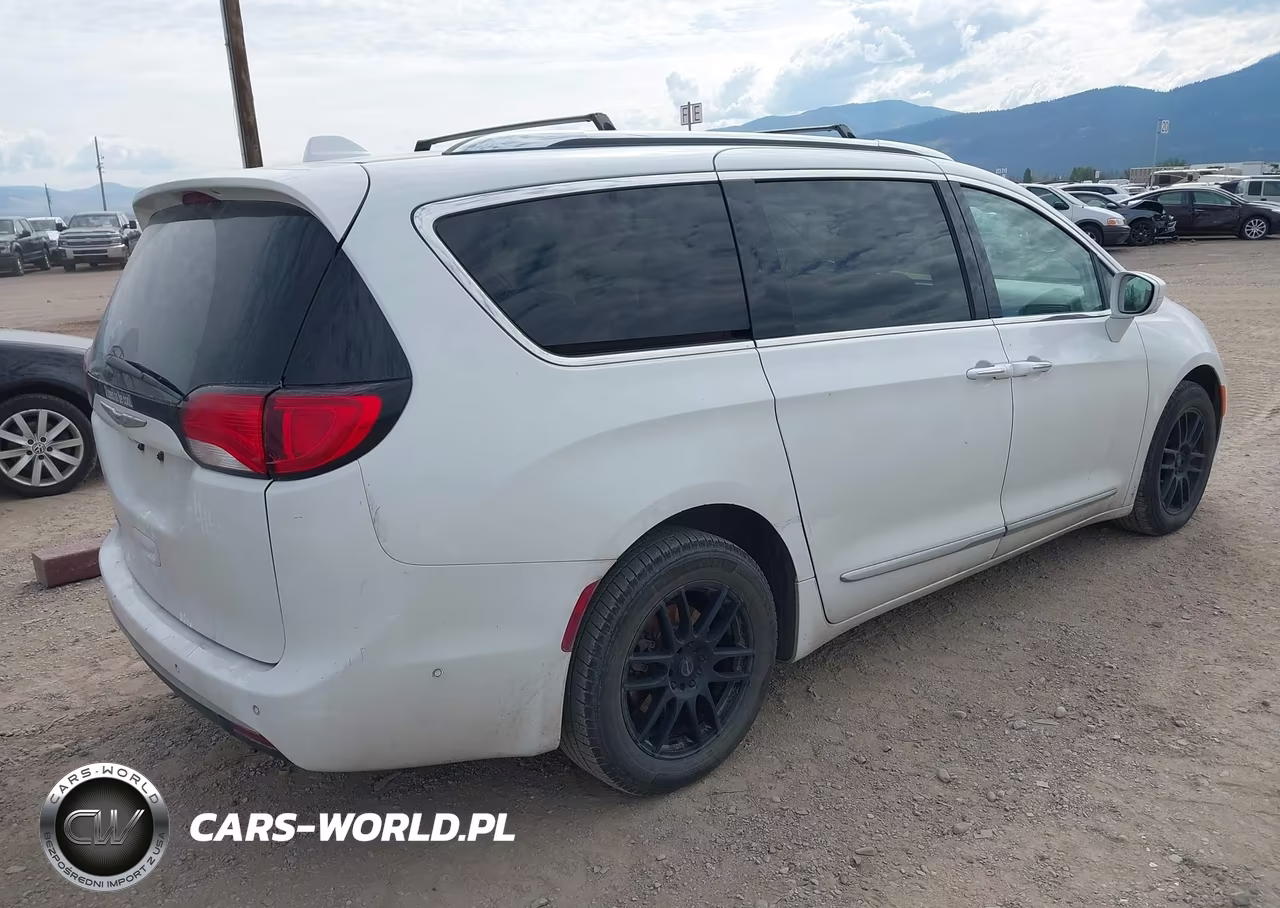 2017 Chrysler Pacifica Touring-L Plus VIN:2C4RC1EG7HR506176 - 4
