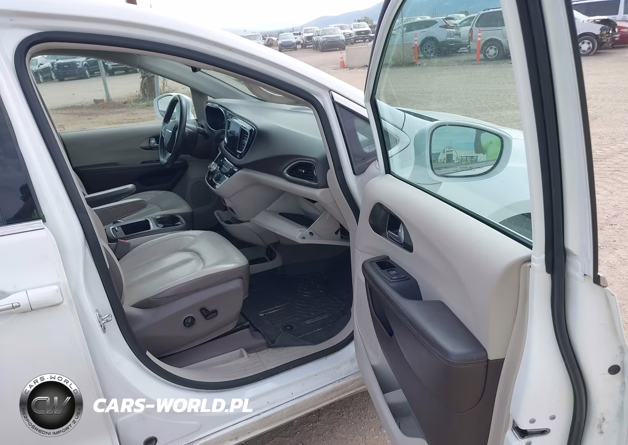 2017 Chrysler Pacifica Touring-L Plus VIN:2C4RC1EG7HR506176 - 5