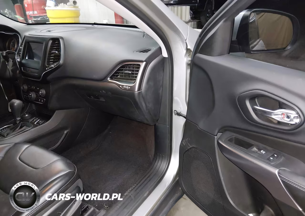 2019 Jeep Cherokee Latitude Plus 4X4 VIN:1C4PJMLN6KD219454 - 5