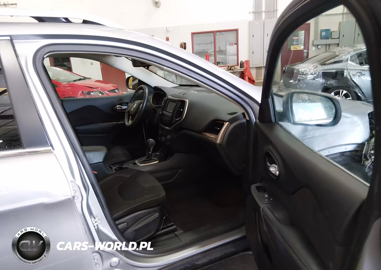 2016 Jeep Cherokee Latitude VIN:1C4PJMCB5GW218314 - 5