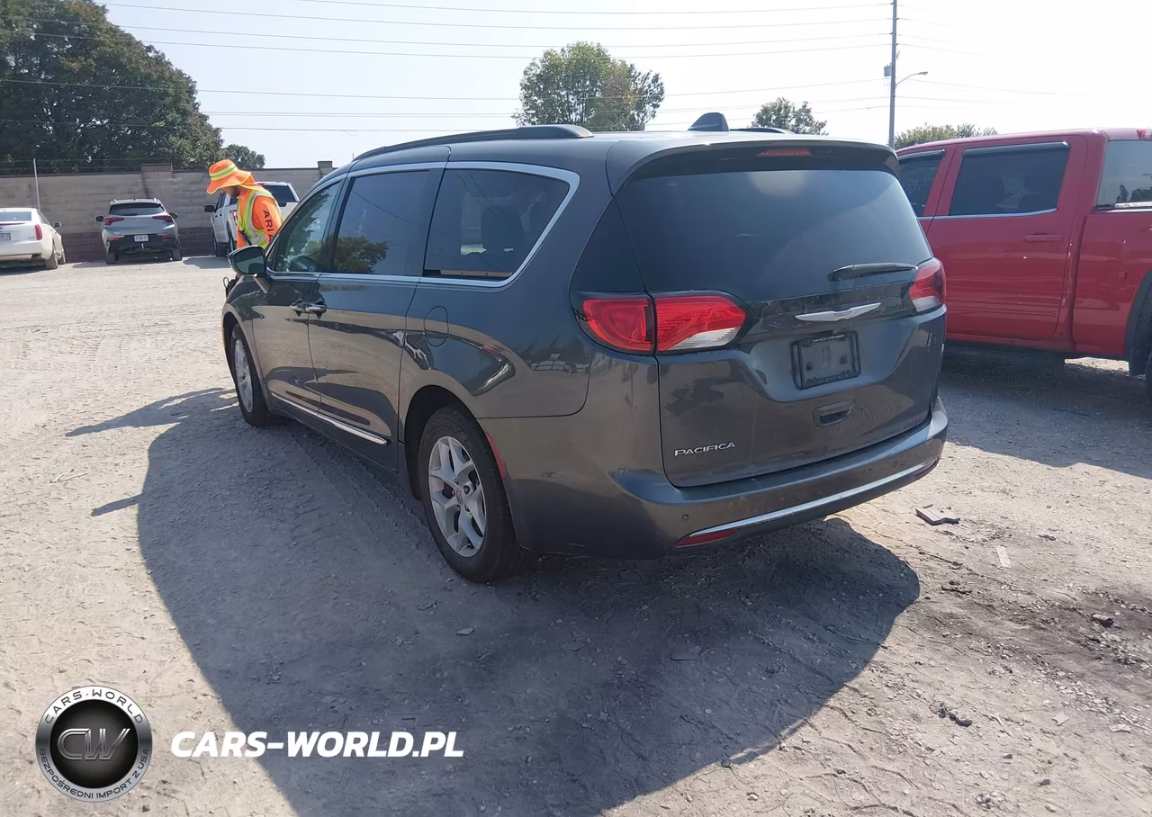 2017 Chrysler Pacifica Touring-L VIN:2C4RC1BG0HR579314 - 3
