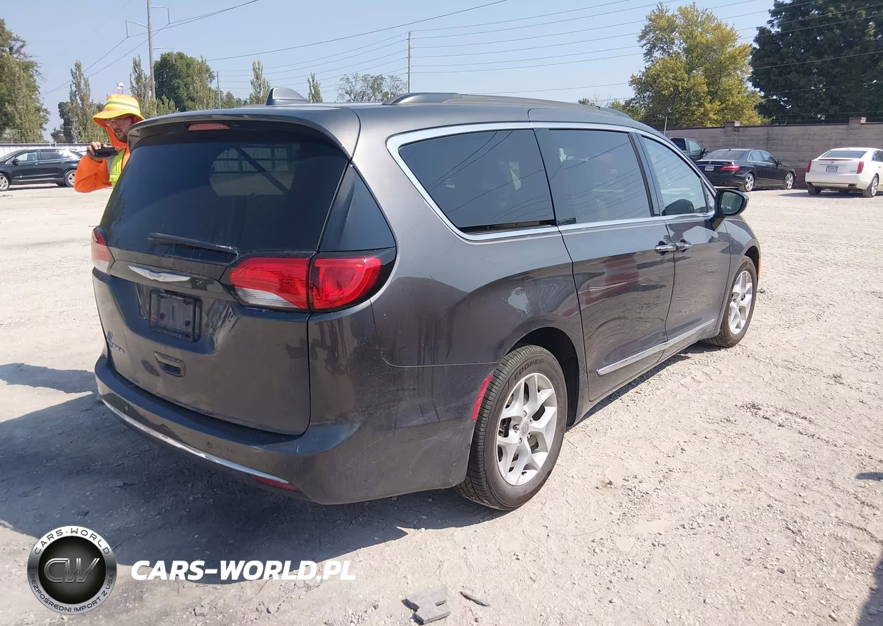 2017 Chrysler Pacifica Touring-L VIN:2C4RC1BG0HR579314 - 4