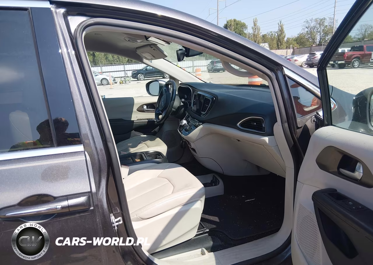 2017 Chrysler Pacifica Touring-L VIN:2C4RC1BG0HR579314 - 5