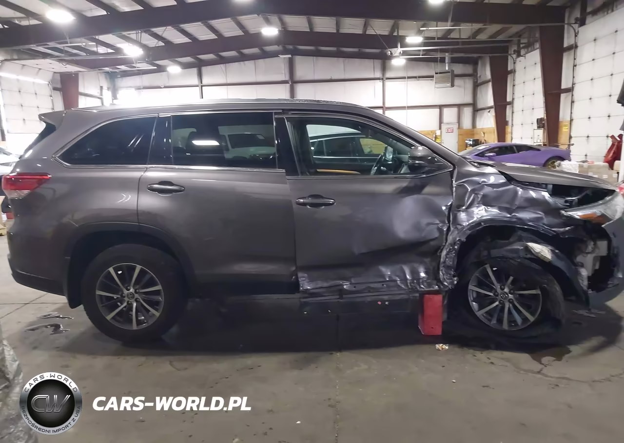 2019 Toyota Highlander Xle VIN:5TDJZRFH0KS579745 - 13
