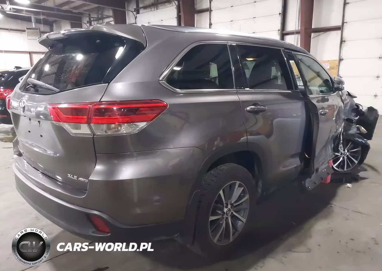 2019 Toyota Highlander Xle VIN:5TDJZRFH0KS579745 - 4