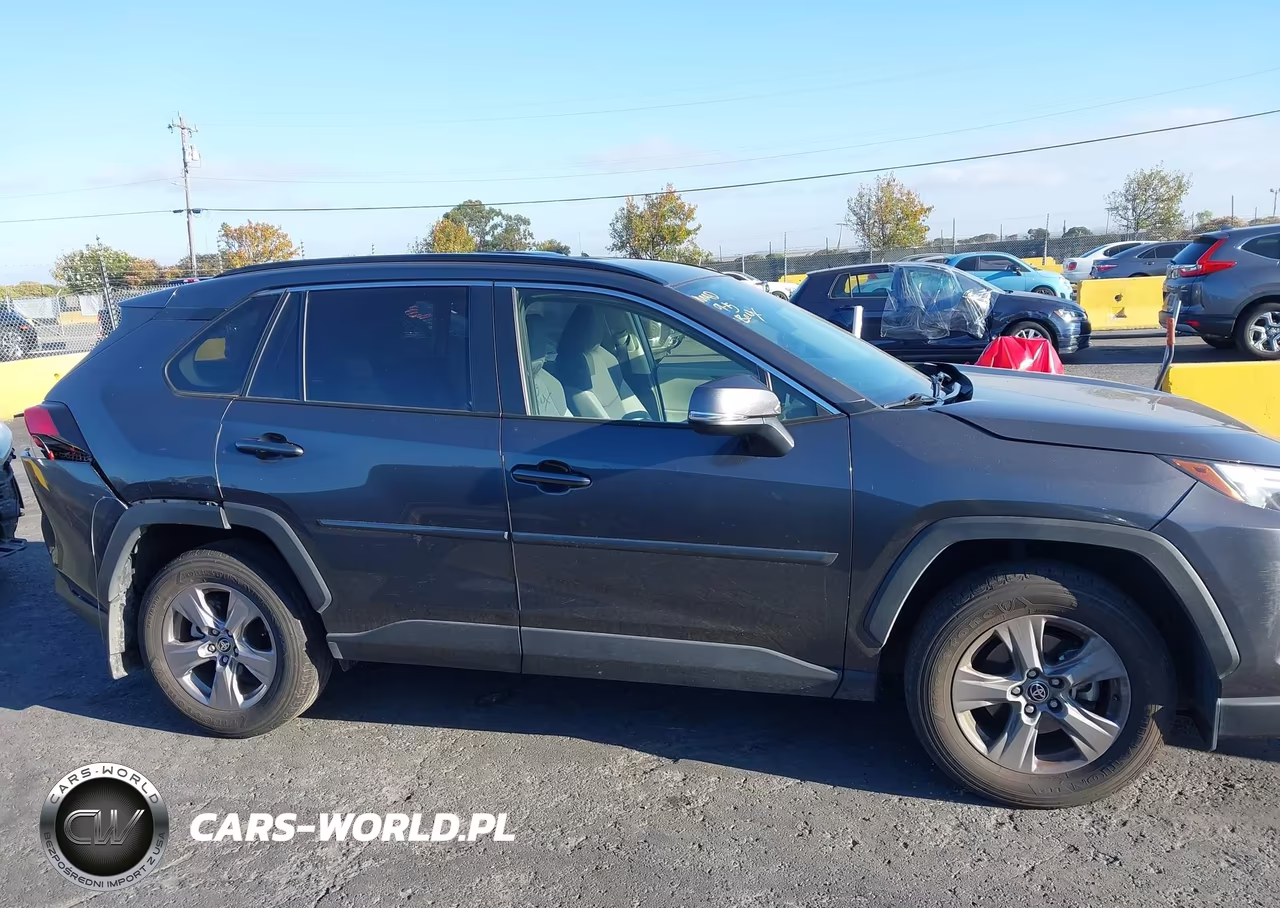 2023 Toyota Rav4 Xle VIN:JTMP1RFV3PJ040676 - 13