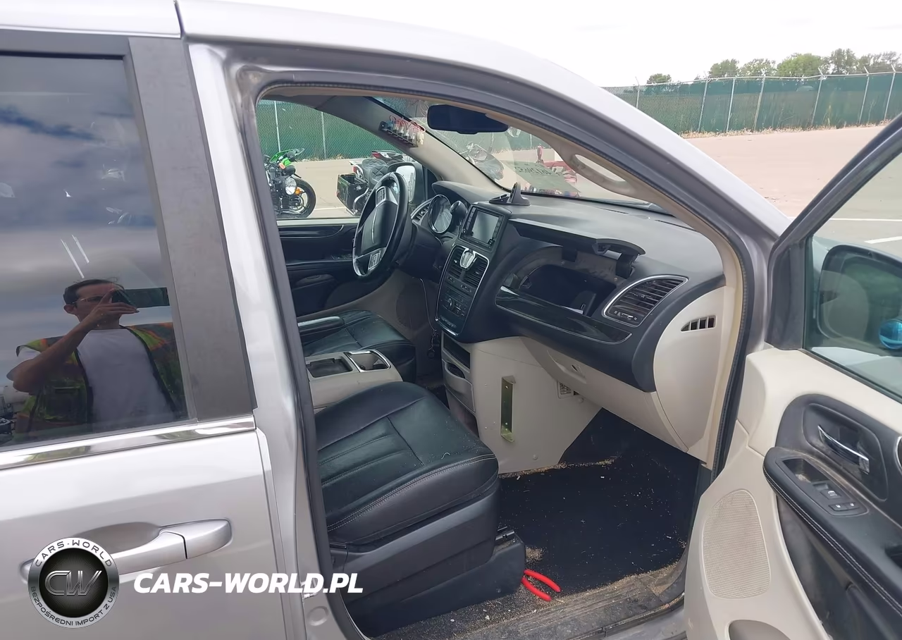2016 Chrysler Town & Country Touring VIN:2C4RC1BG9GR229386 - 5