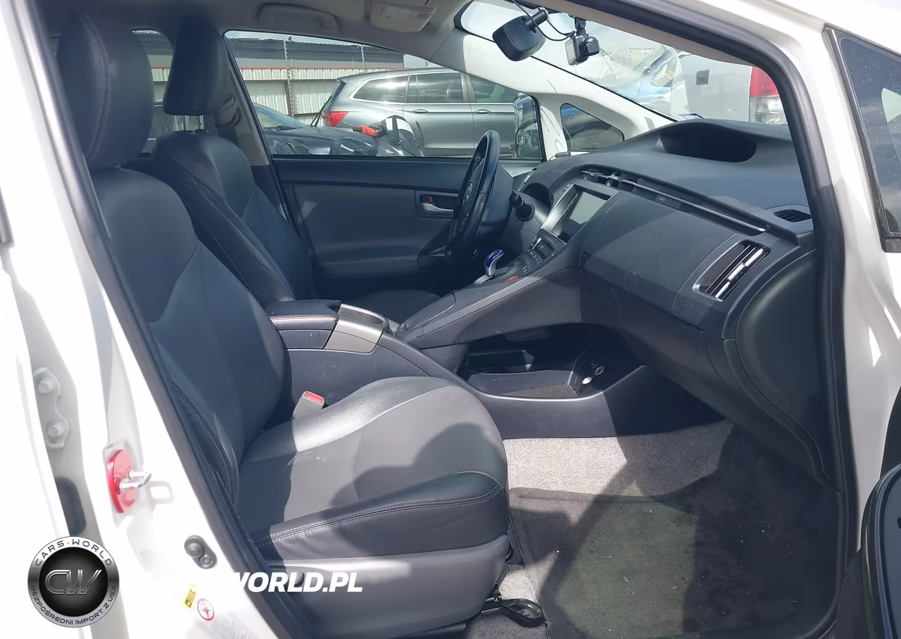 2015 Toyota Prius Four VIN:JTDKN3DUXF1999030 - 5