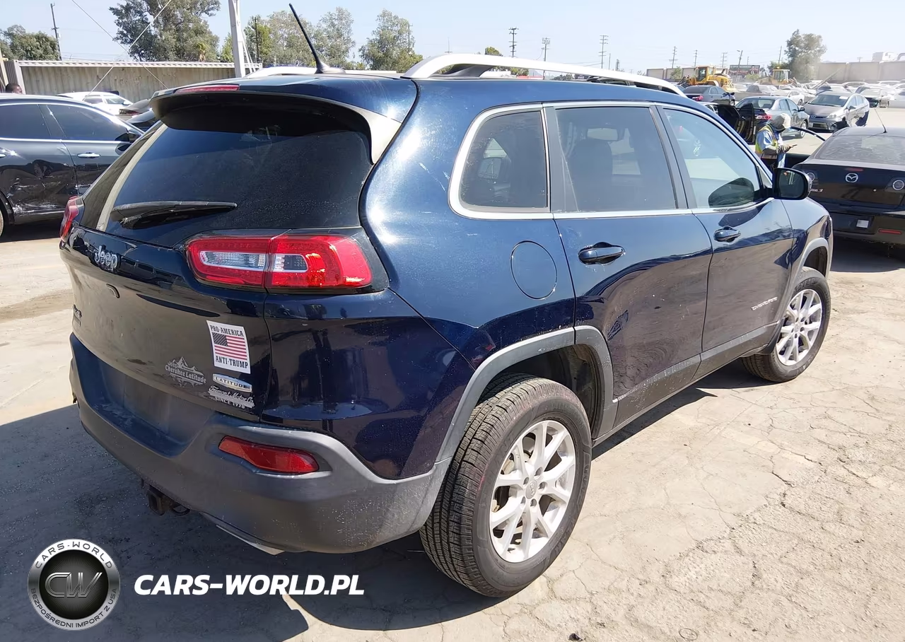 2015 Jeep Cherokee Latitude VIN:1C4PJMCS8FW674063 - 4