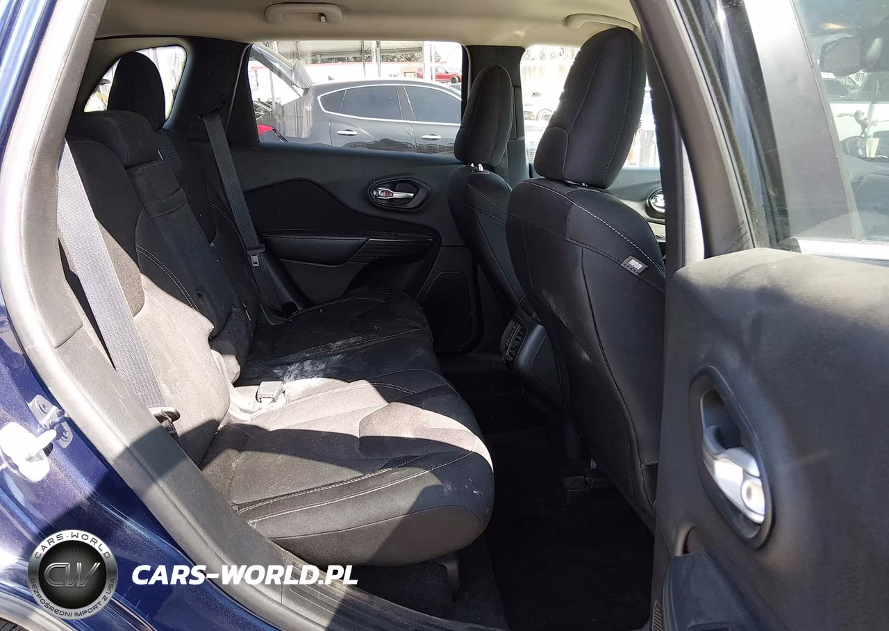 2015 Jeep Cherokee Latitude VIN:1C4PJMCS8FW674063 - 8