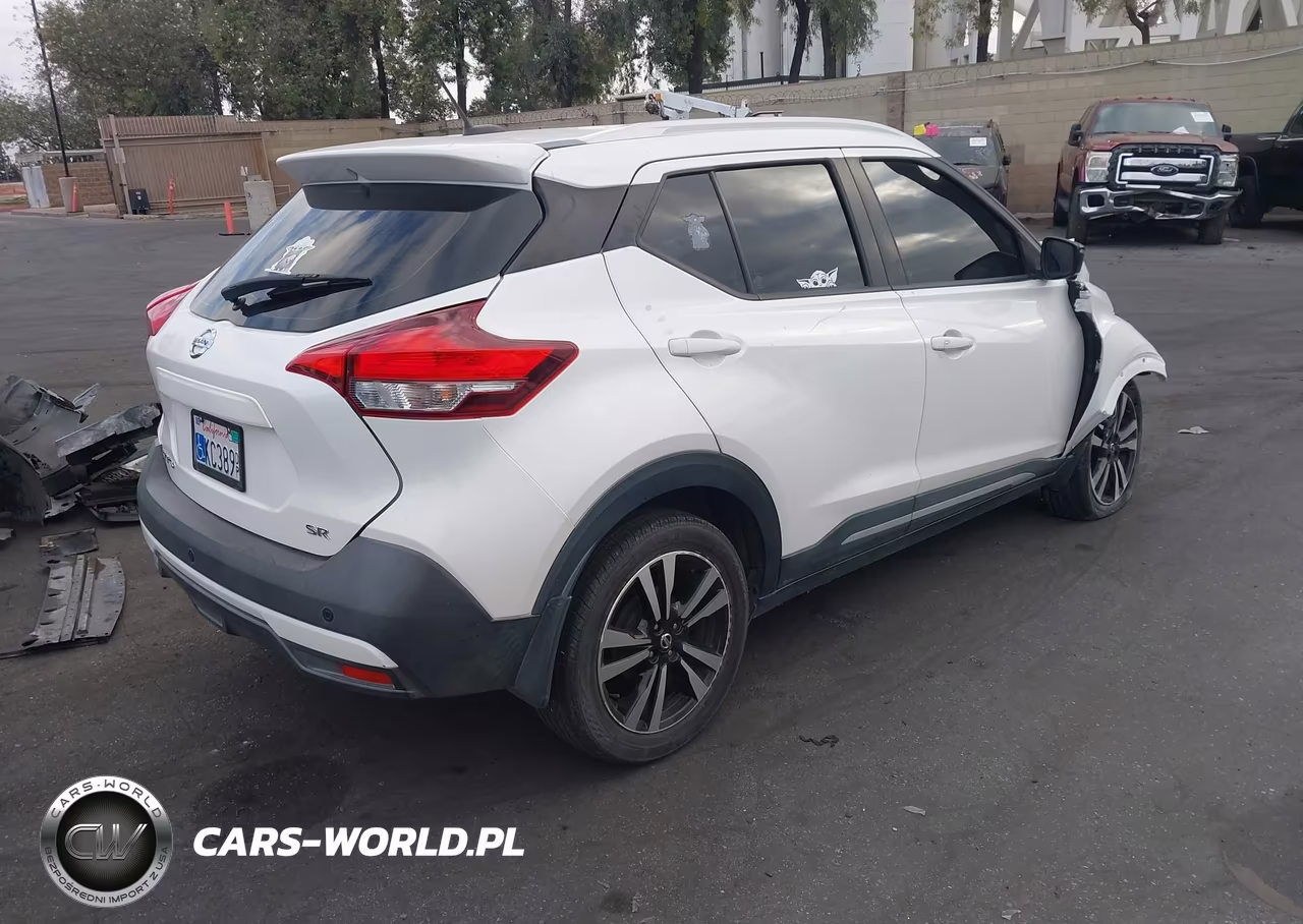 2019 Nissan Kicks Sr VIN:3N1CP5CU8KL545750 - 4