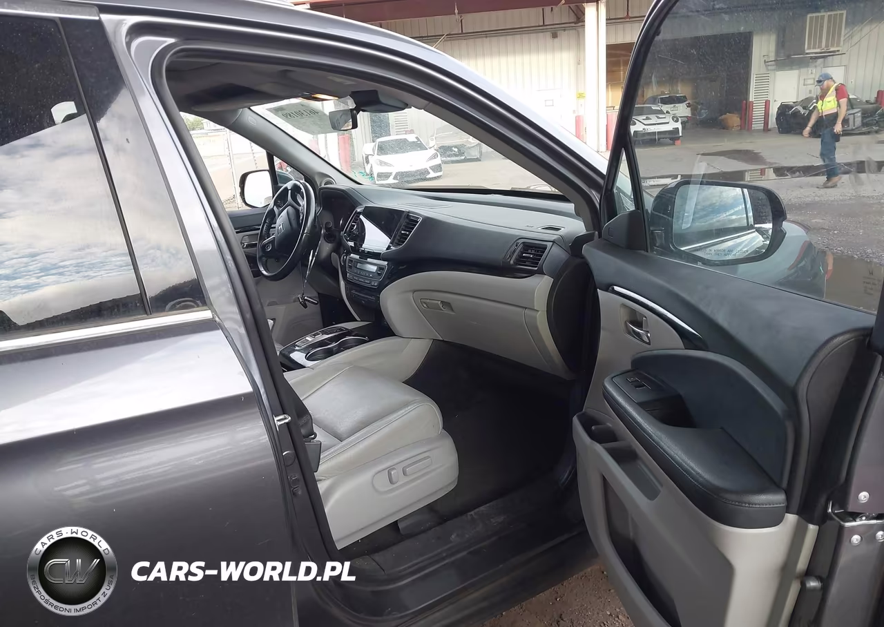 2019 Honda Pilot Touring VIN:5FNYF6H96KB082070 - 5