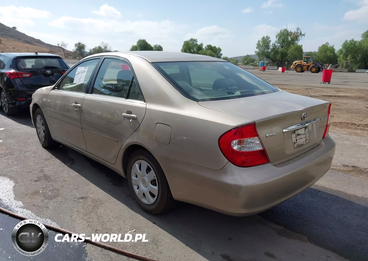 2002 Toyota Camry Le VIN:JTDBE32K920084042 - 3