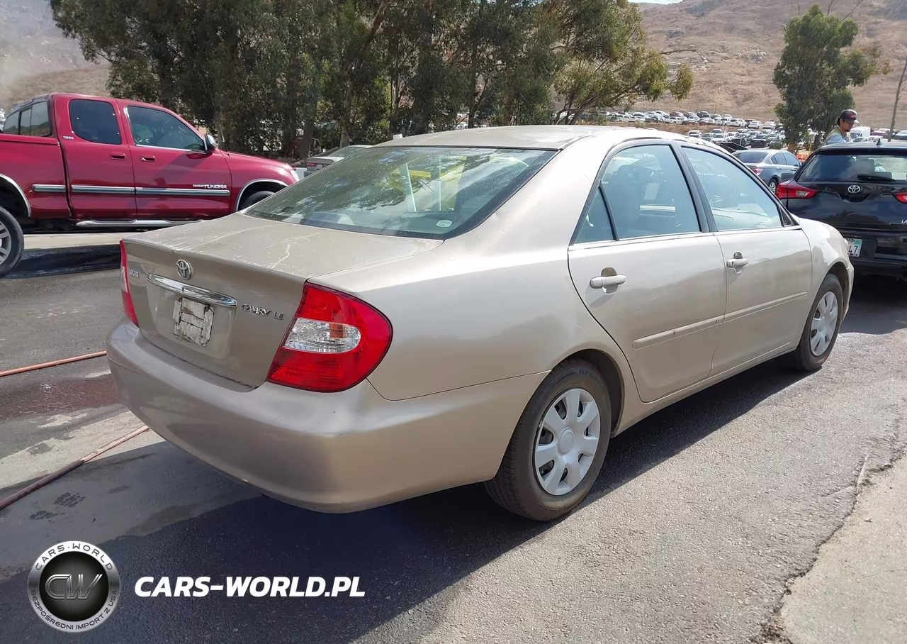 2002 Toyota Camry Le VIN:JTDBE32K920084042 - 4