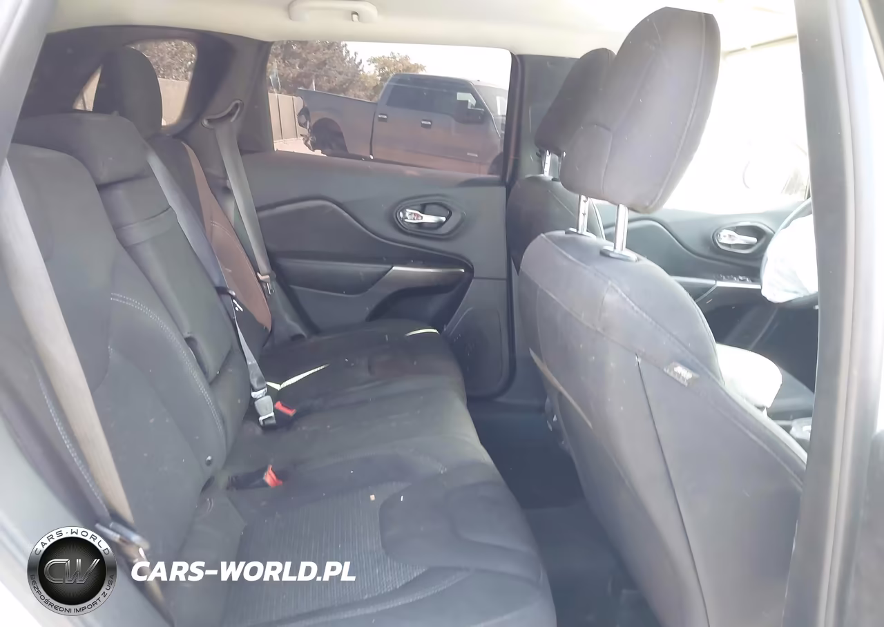 2019 Jeep Cherokee Latitude Fwd VIN:1C4PJLCB2KD384286 - 8
