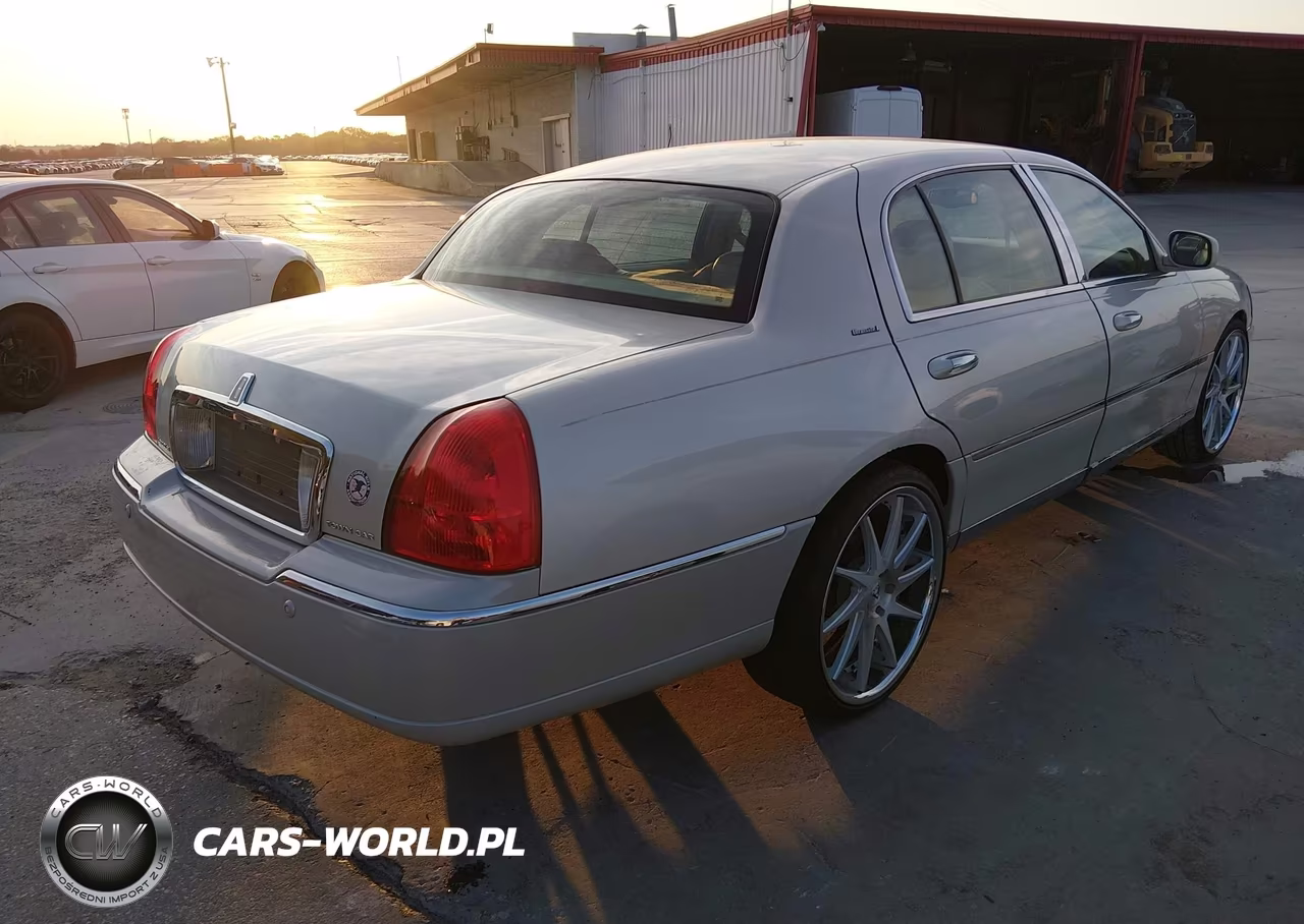 2004 Lincoln Town Car Ultimate L VIN:1LNHM85W64Y638081 - 4