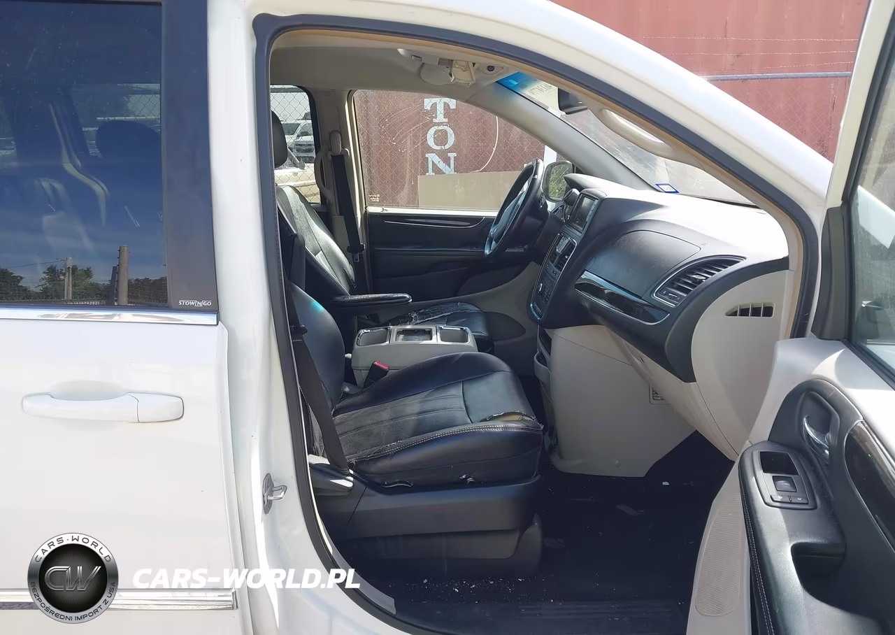 2013 Chrysler Town & Country Touring VIN:2C4RC1BG8DR656702 - 5
