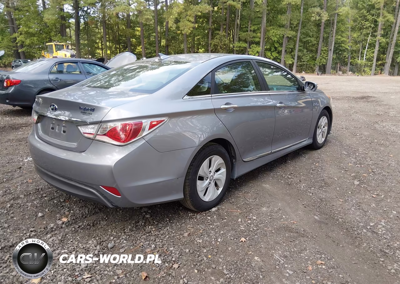 2015 Hyundai Sonata Hybrid VIN:KMHEC4A40FA133832 - 4