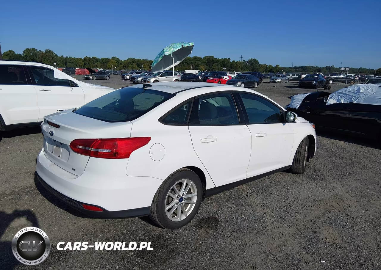 2015 Ford Focus Se VIN:1FADP3F20FL258667 - 4