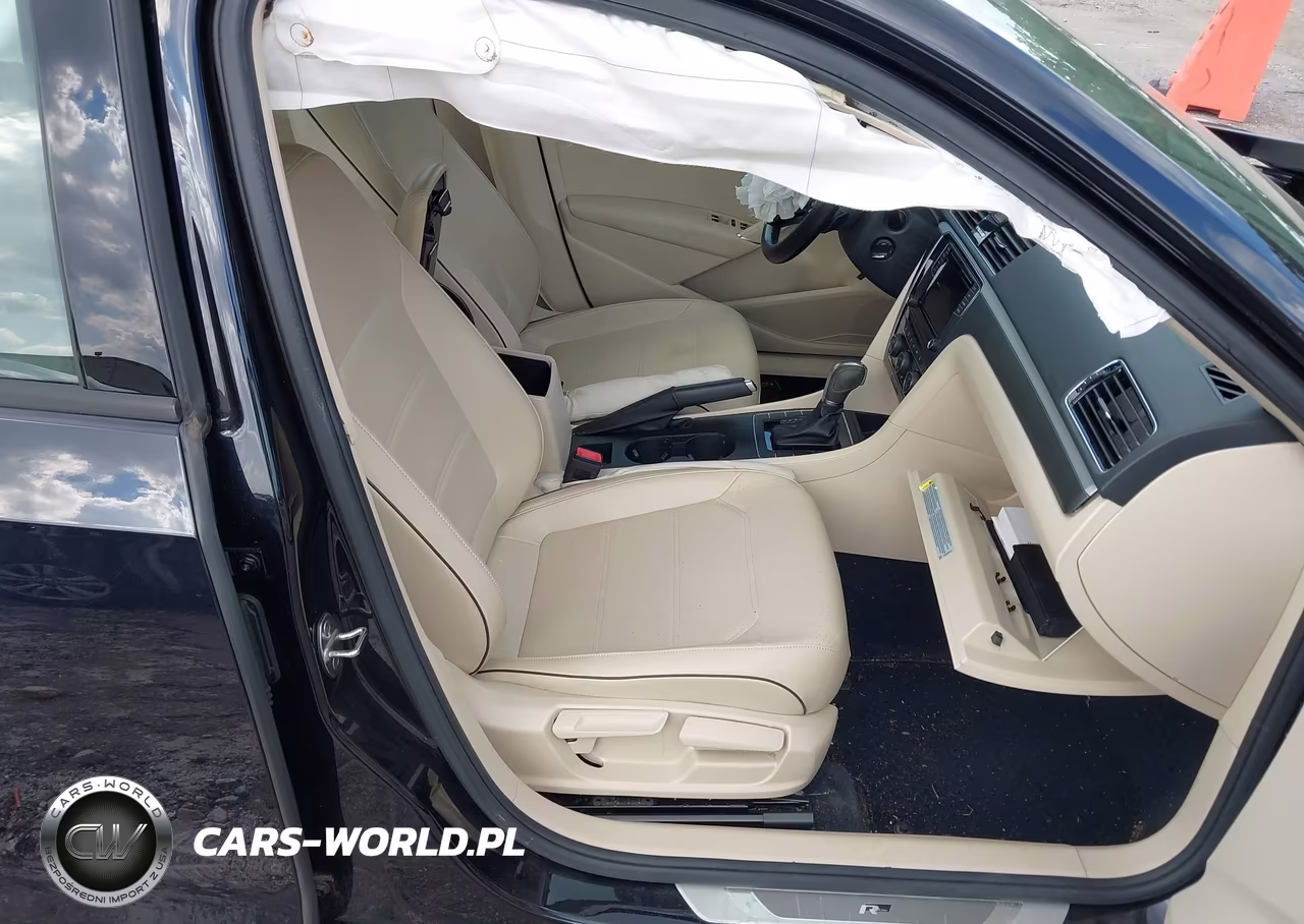2018 Volkswagen Passat 2.0T R-Line-2.0T S VIN:1VWAA7A3XJC009370 - 5