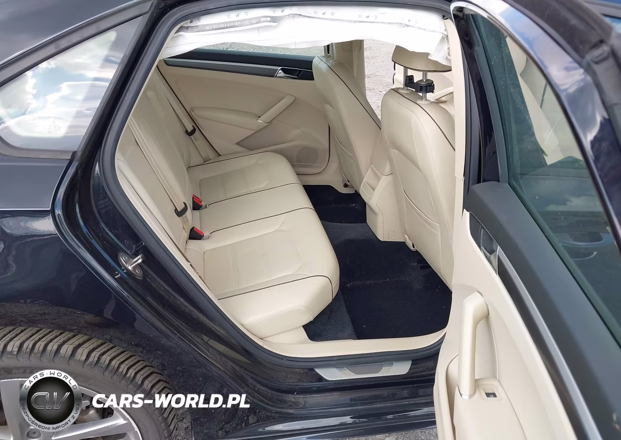 2018 Volkswagen Passat 2.0T R-Line-2.0T S VIN:1VWAA7A3XJC009370 - 8
