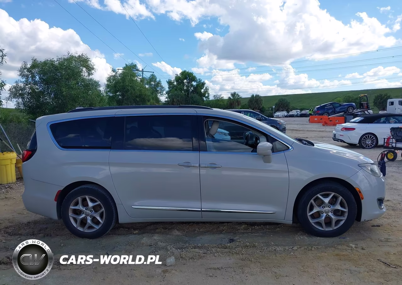 2017 Chrysler Pacifica Touring-L VIN:2C4RC1BG0HR670695 - 13
