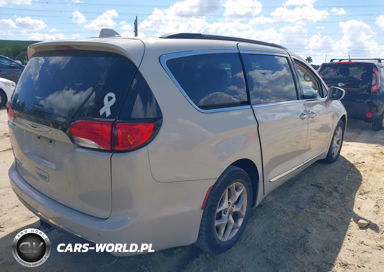 2017 Chrysler Pacifica Touring-L VIN:2C4RC1BG0HR670695 - 4