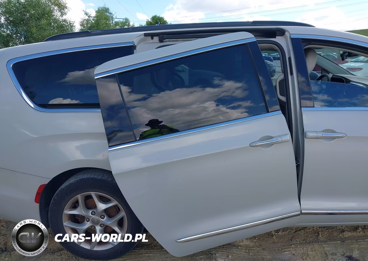 2017 Chrysler Pacifica Touring-L VIN:2C4RC1BG0HR670695 - 6