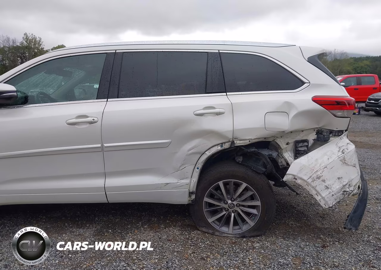2018 Toyota Highlander Xle VIN:5TDJZRFH5JS549882 - 16