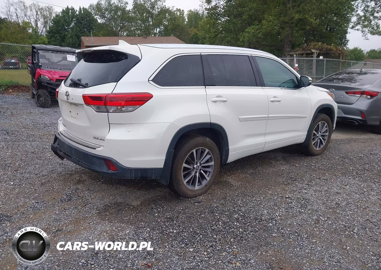 2018 Toyota Highlander Xle VIN:5TDJZRFH5JS549882 - 4