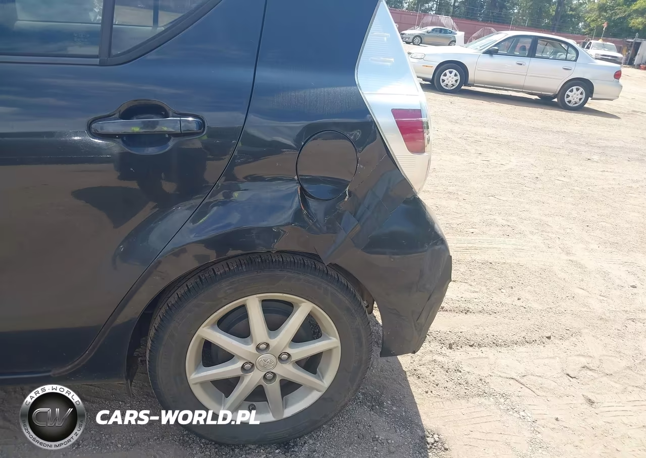 2012 Toyota Prius C Three VIN:JTDKDTB34C1520738 - 6