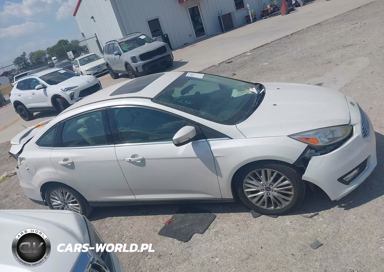 2018 Ford Focus Titanium VIN:1FADP3J27JL294260 - 14