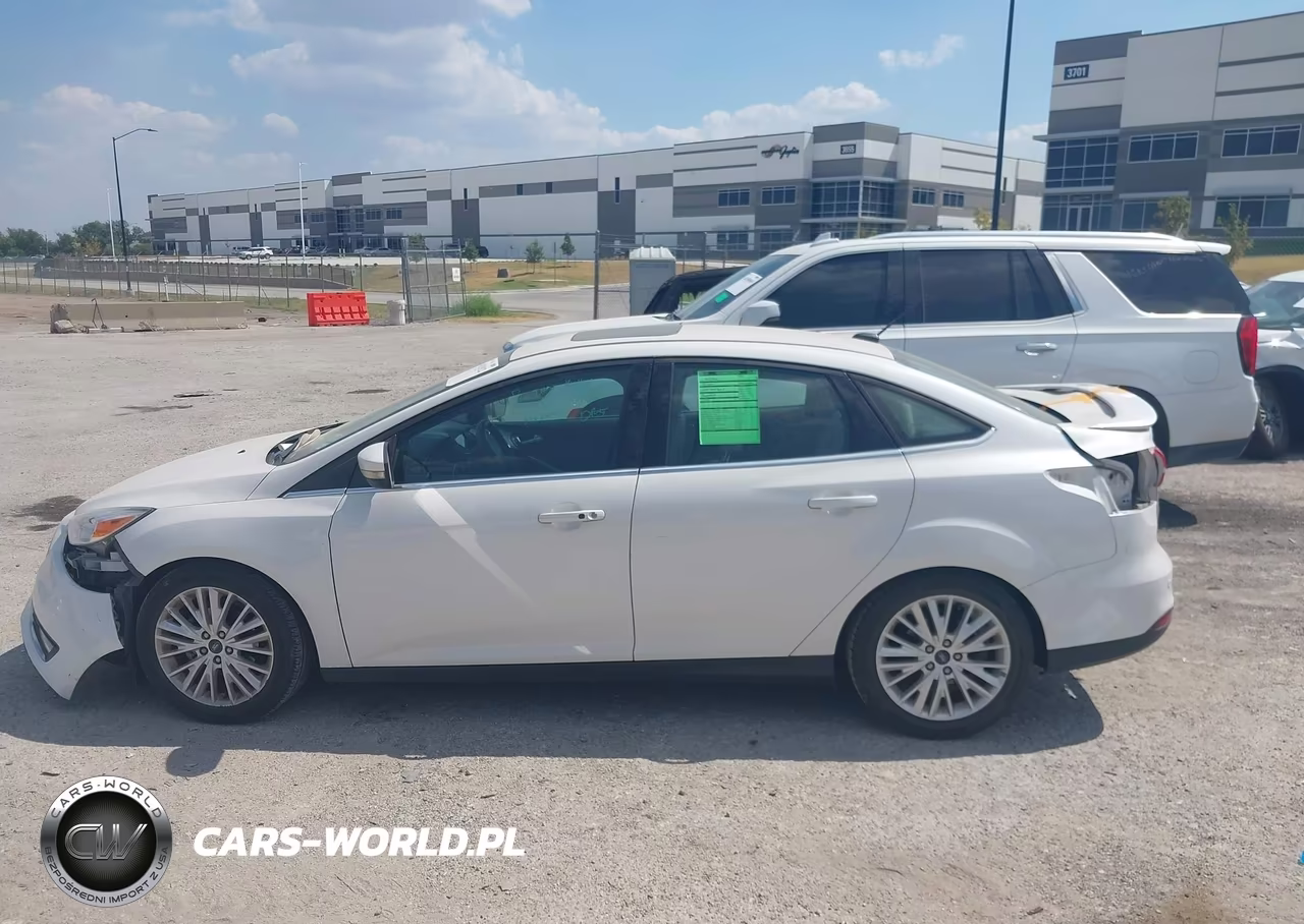 2018 Ford Focus Titanium VIN:1FADP3J27JL294260 - 15