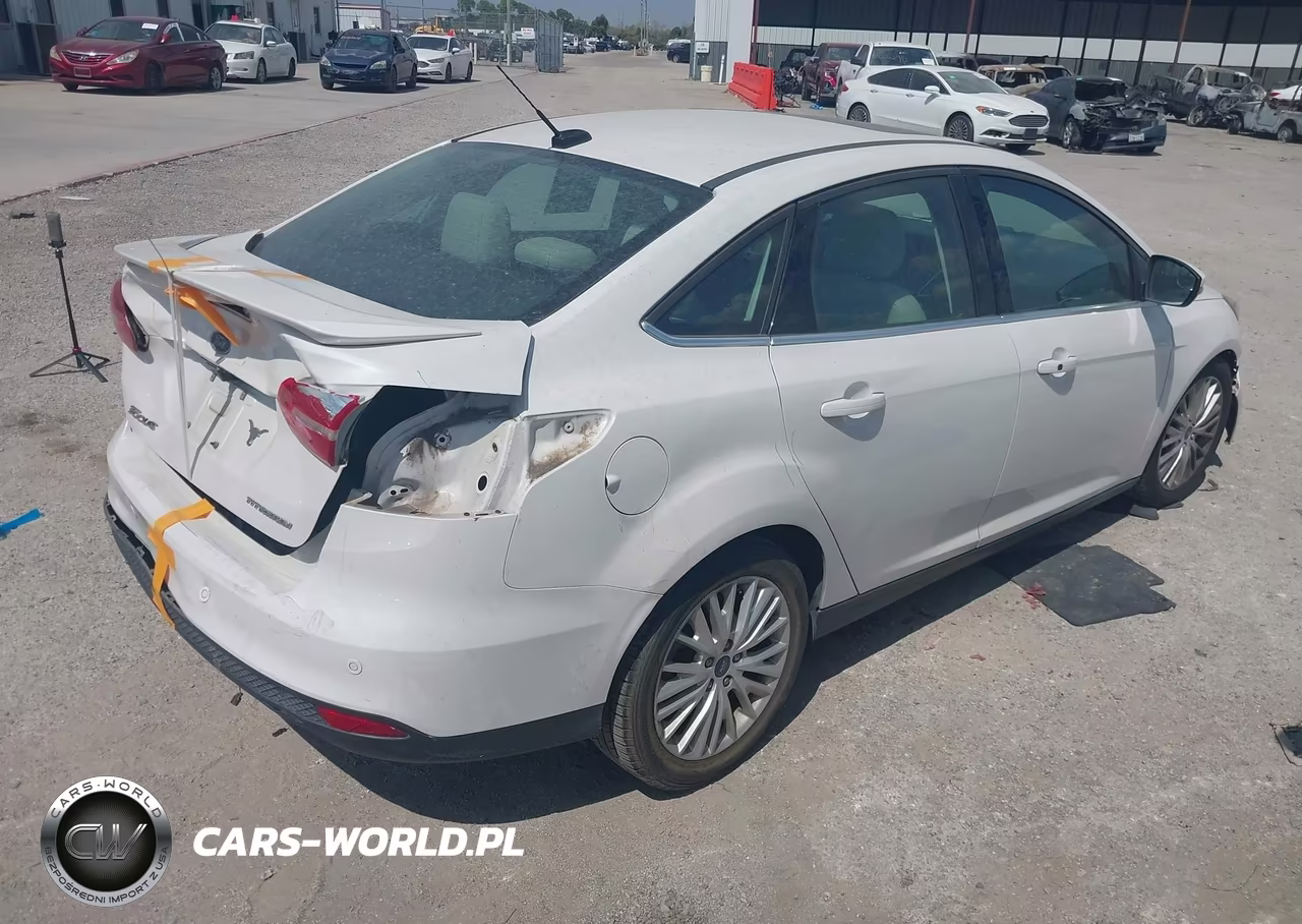 2018 Ford Focus Titanium VIN:1FADP3J27JL294260 - 4