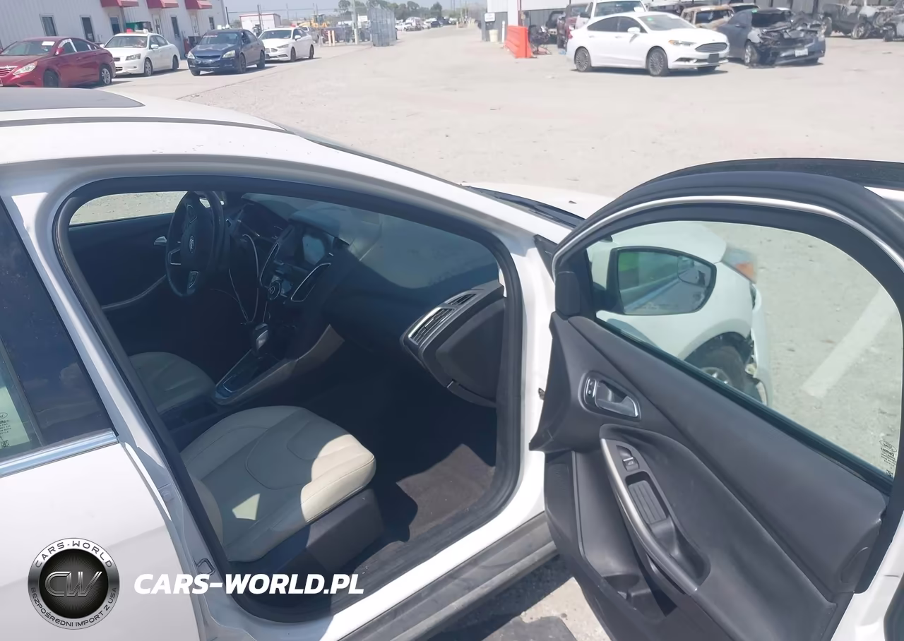 2018 Ford Focus Titanium VIN:1FADP3J27JL294260 - 5