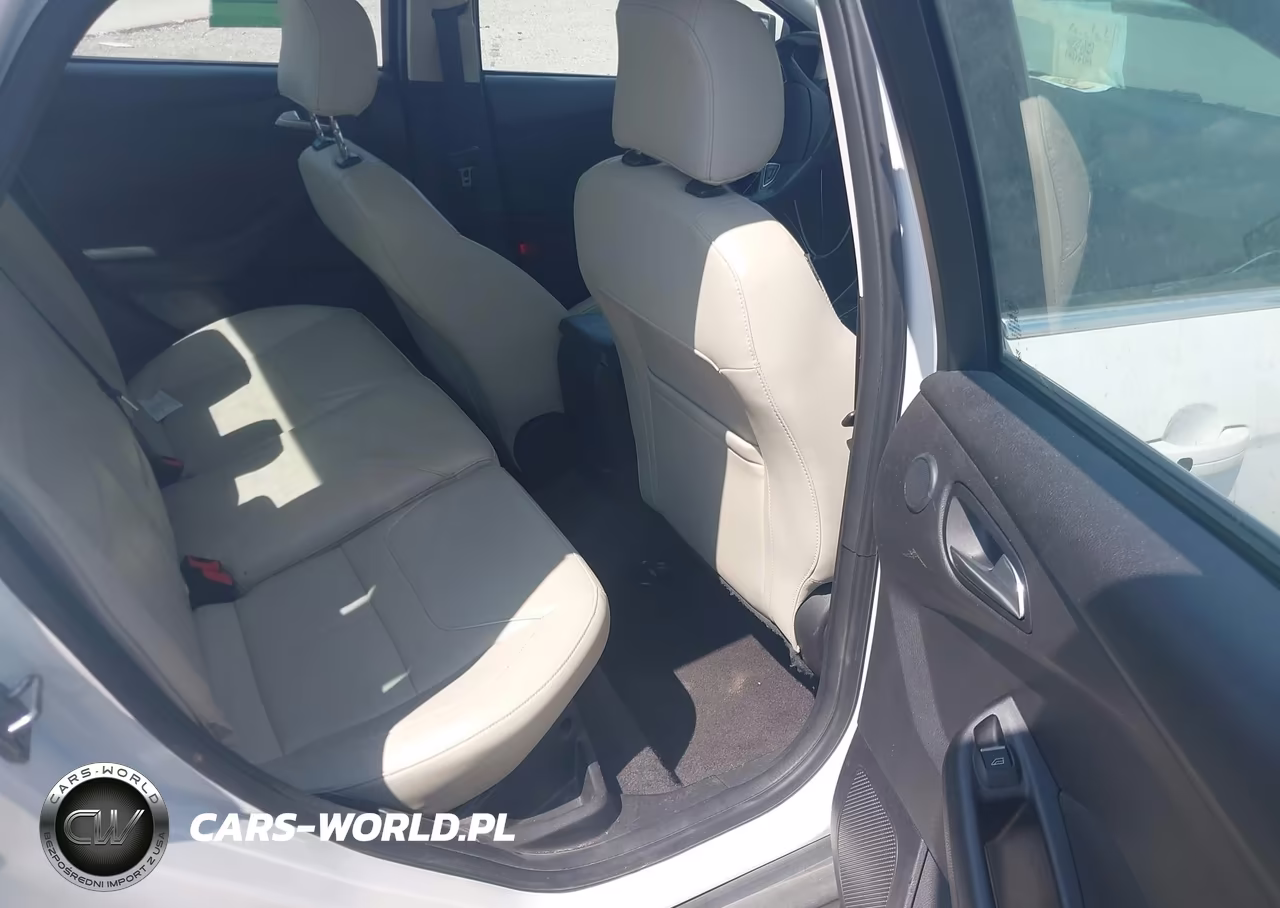 2018 Ford Focus Titanium VIN:1FADP3J27JL294260 - 8