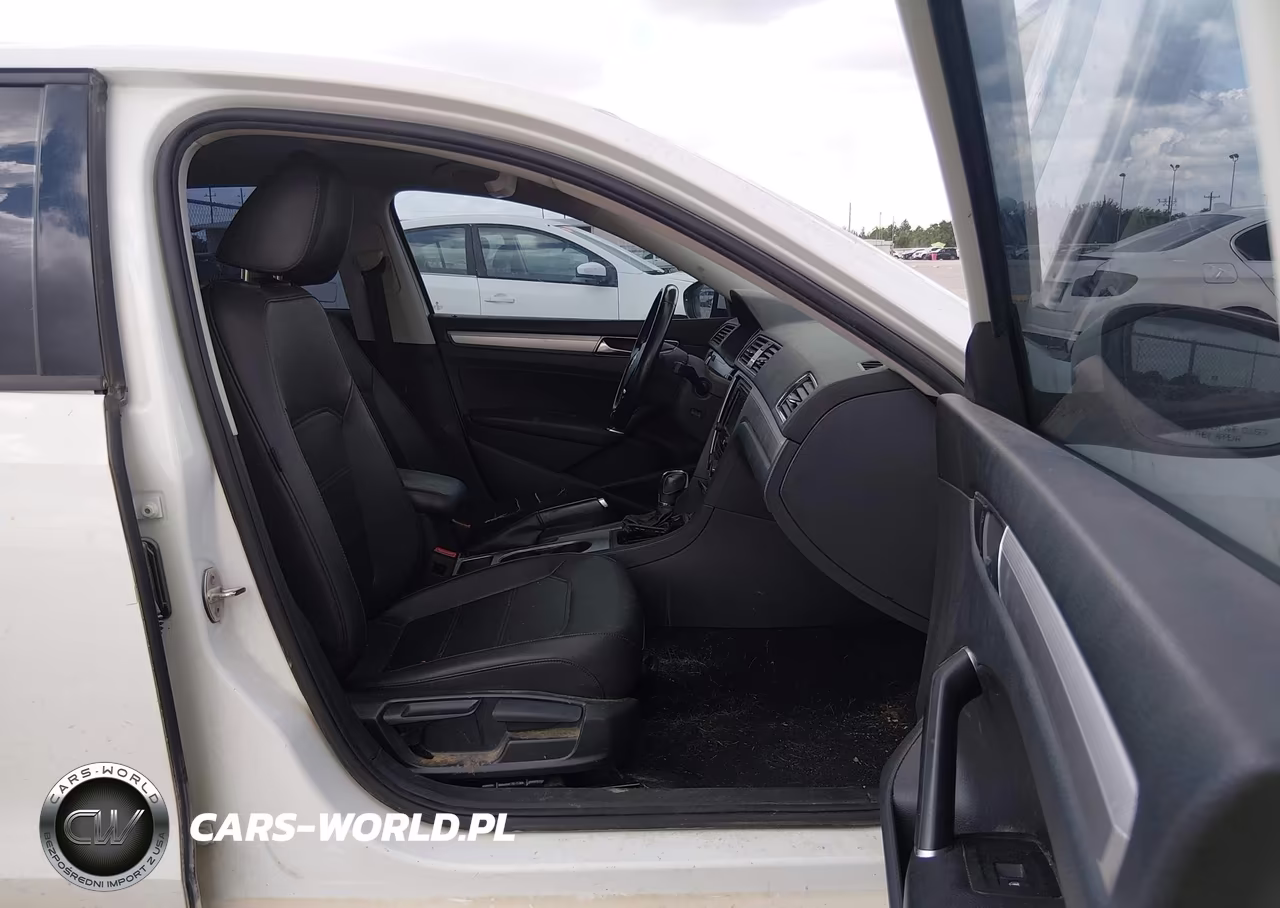 2019 Volkswagen Passat 2.0T Wolfsburg Edition VIN:1VWLA7A3XKC007824 - 5