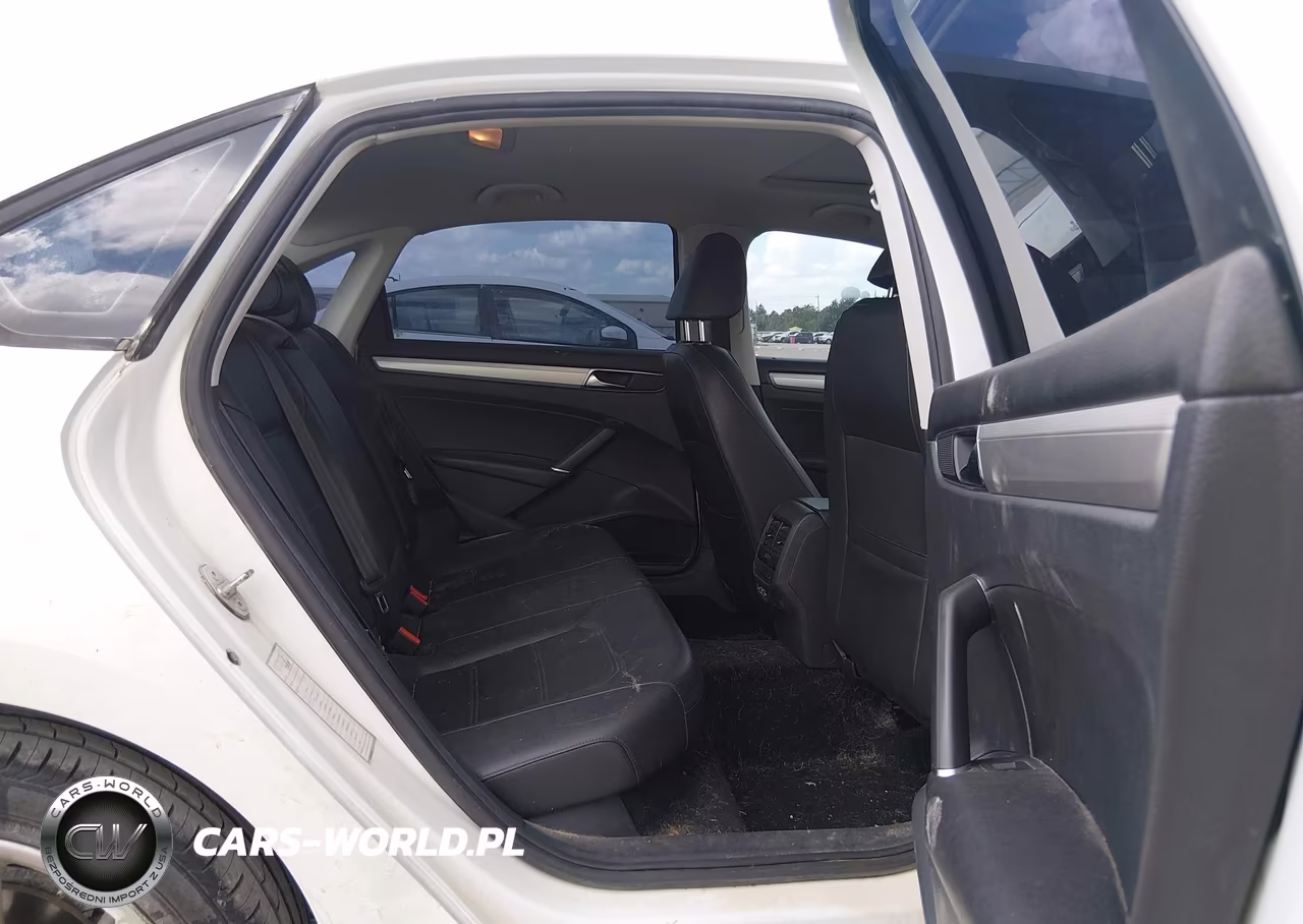 2019 Volkswagen Passat 2.0T Wolfsburg Edition VIN:1VWLA7A3XKC007824 - 8
