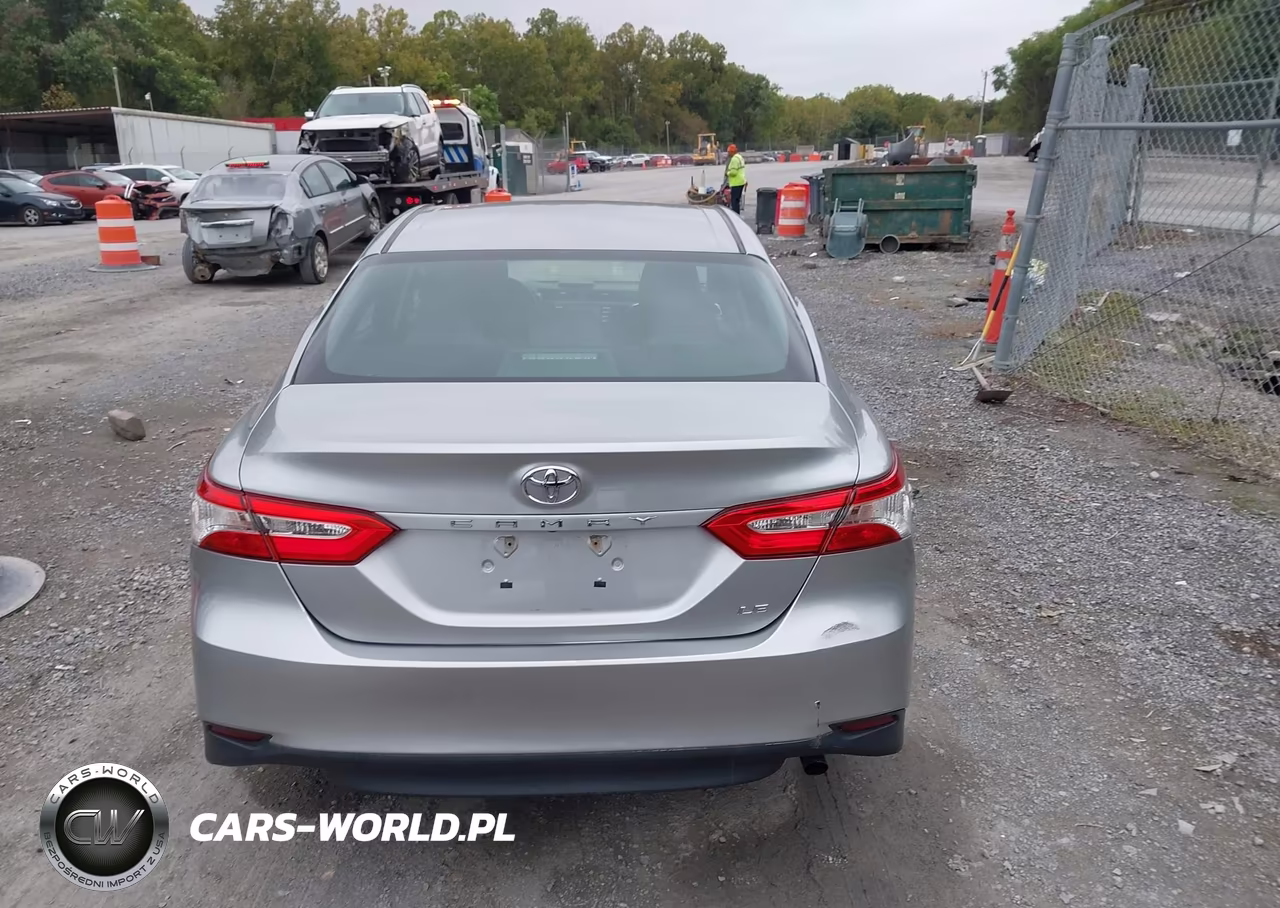 2018 Toyota Camry Le VIN:4T1B11HK1JU578910 - 17